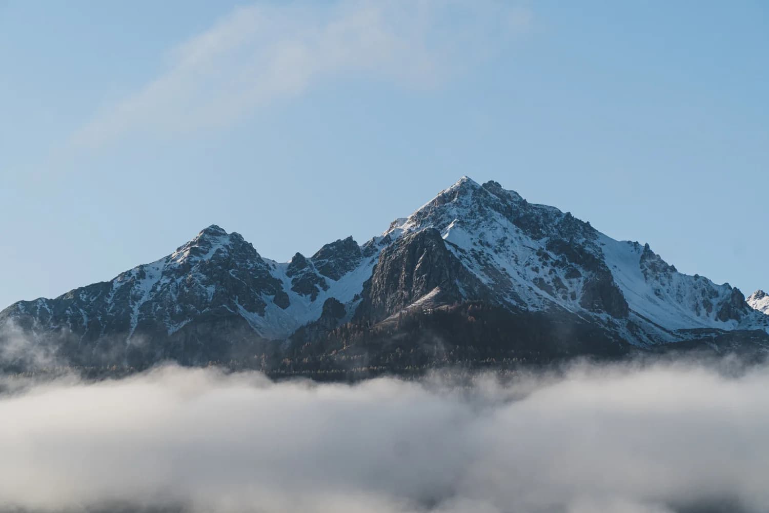 Camino de montaña que asciende hacia una cima